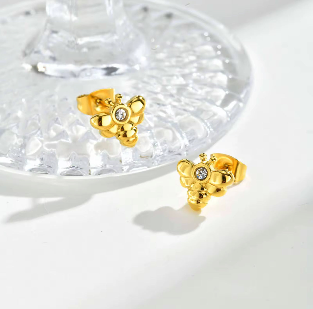 Bee stud earrings in 18k gold-plated stainless steel with clear zircon detail