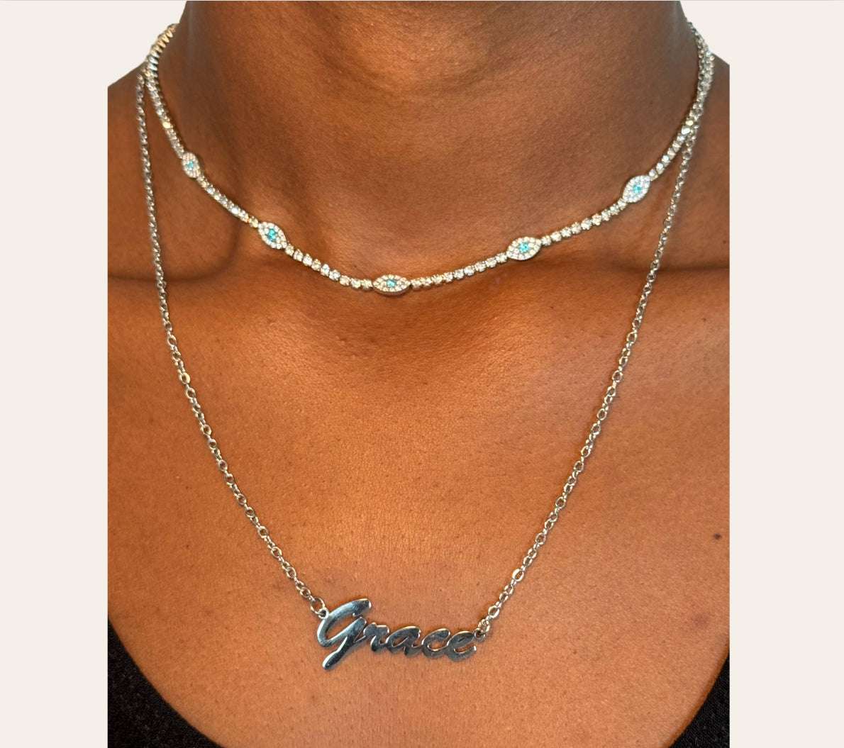 Aura Choker in 18k gold-plated 316L worn close to the neck