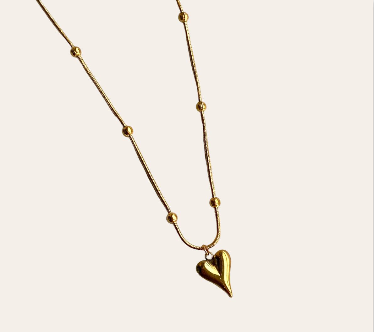 Blossom Heart Necklace in 18k gold-plated 316L, beaded chain with 1 cm heart pendant, plain background