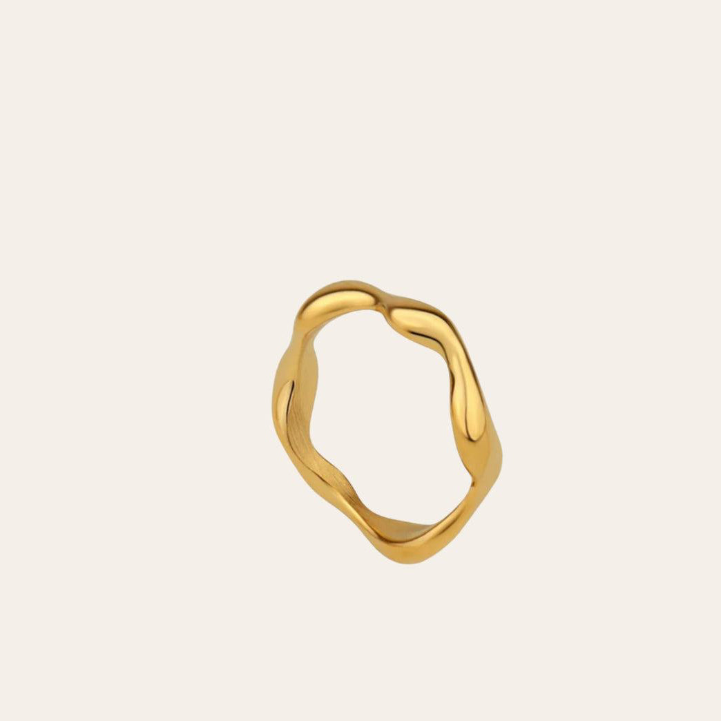 Cloe Ring organic wave band in 18k gold-plated (PVD) 316L stainless steel on plain background