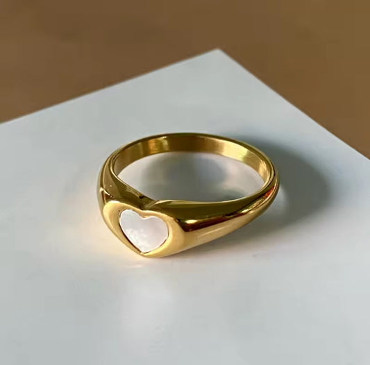 Heart signet ring in 18k gold-plated stainless steel with glossy white inlay