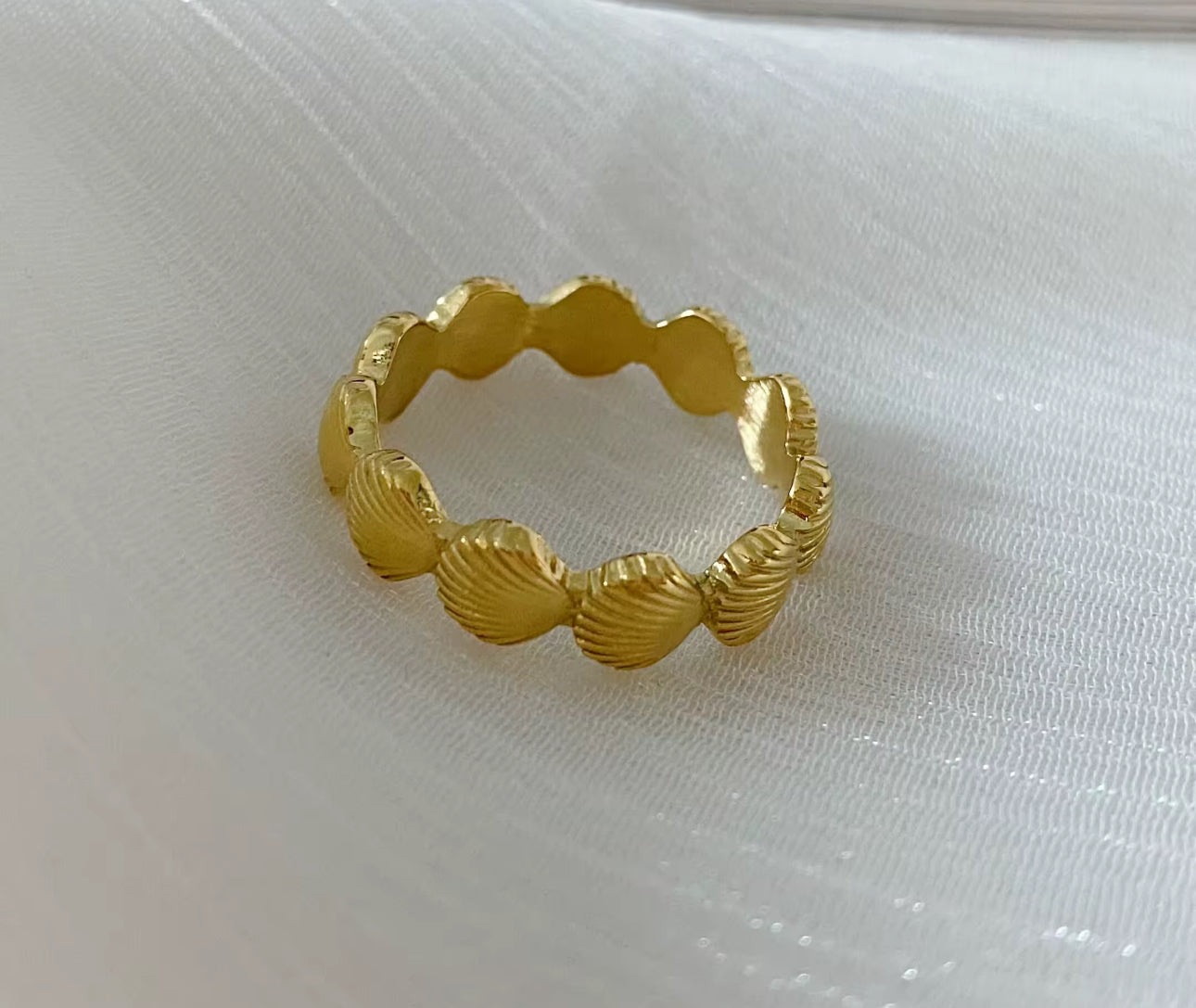 Shell ring in 18k gold-plated stainless steel with scalloped design