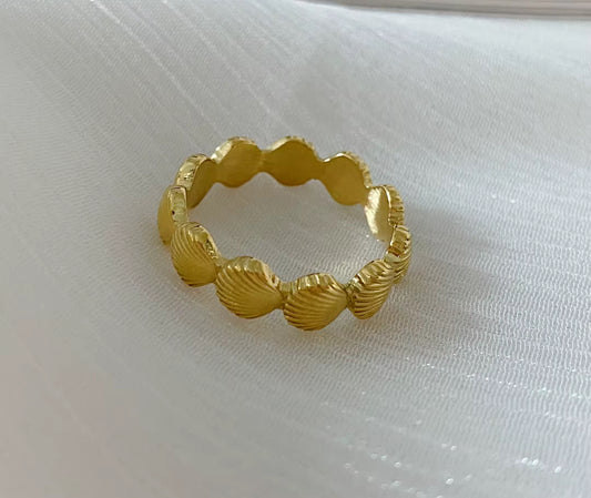 Shell ring in 18k gold-plated stainless steel with scalloped design