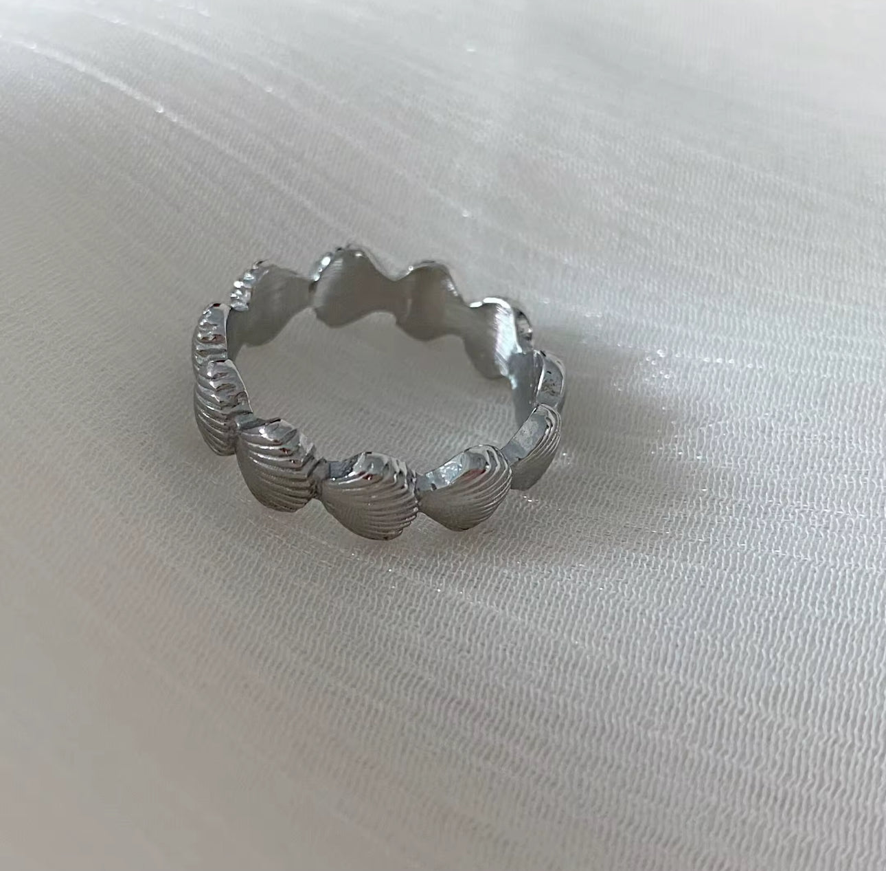 Shell ring in stainless steel with scalloped design
